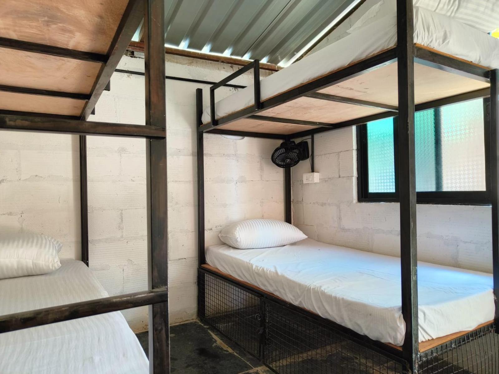 12 Monks - Beachside Hostel Арамбол Екстер'єр фото