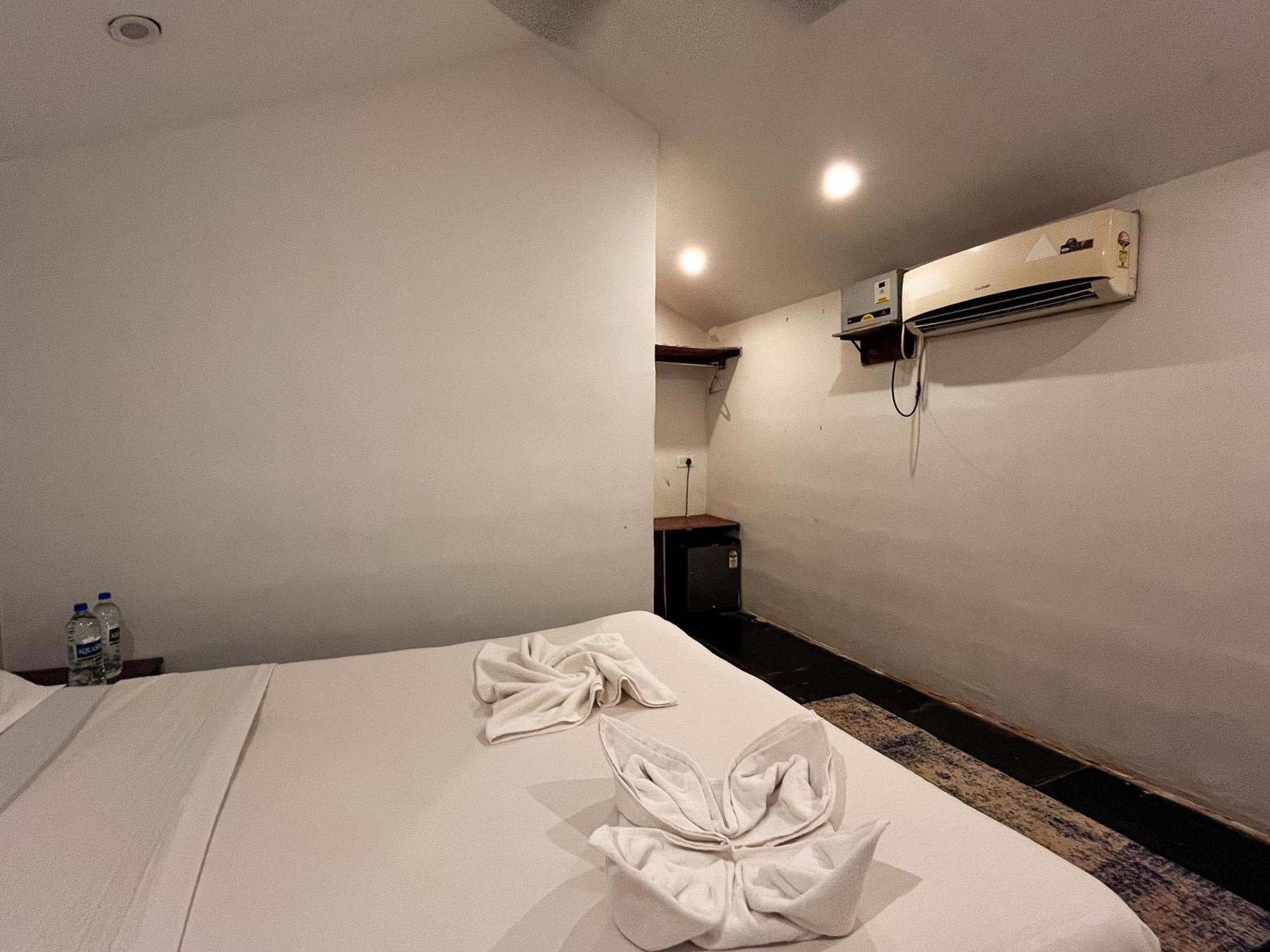 12 Monks - Beachside Hostel Арамбол Екстер'єр фото