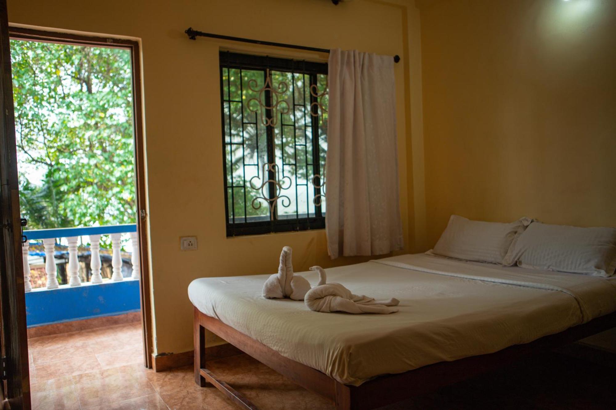 12 Monks - Beachside Hostel Арамбол Екстер'єр фото